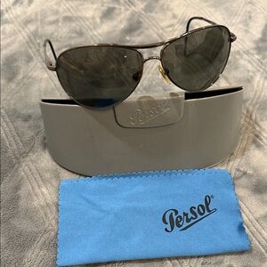 Vintage Persol Polarized Pilot Sunglasses with original case and cloth